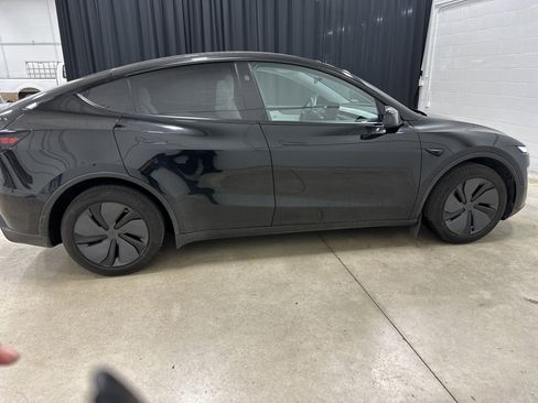 Used 2026 Tesla Model Y 2WD image 11