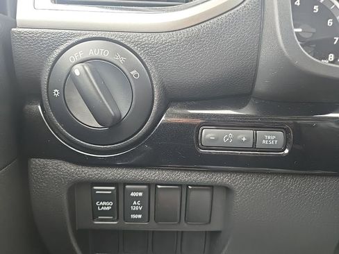 Used 2021 Nissan Titan SV w/ SV Convenience Package image 14