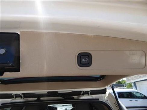 Used 2013 Cadillac Escalade Luxury AWD/4WD image 27