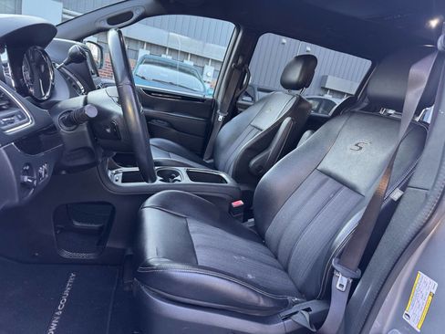 Used 2014 Chrysler Town & Country S image 9