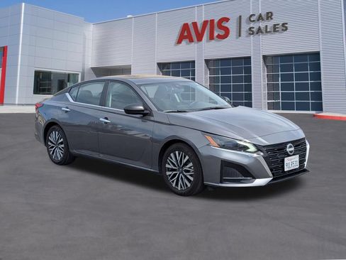 Used 2025 Nissan Altima 2.5 SV FWD image 3