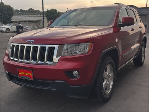 Used 2011 Jeep Grand Cherokee Laredo AWD/4WD image 3