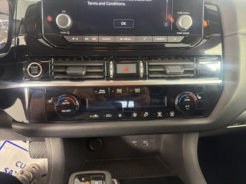 Used 2024 Nissan Pathfinder SV image 18