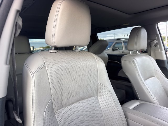 Used 2015 Toyota Highlander Limited w/ Driver Technology Package AWD/4WD image 35