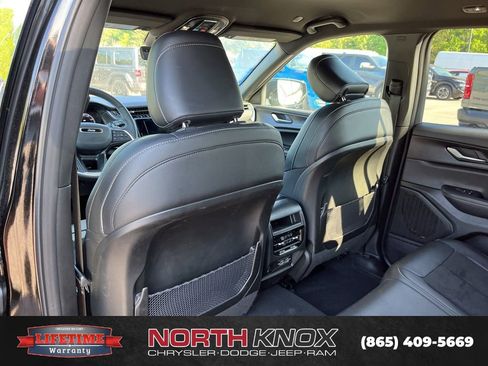 Used 2025 Jeep Grand Cherokee Altitude AWD/4WD image 8
