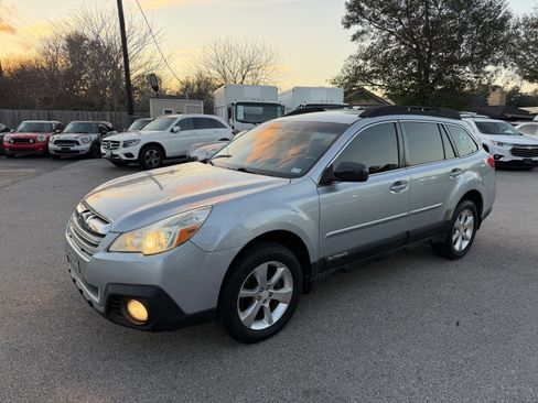 Used 2014 Subaru Outback 2.5i w/ Alloy Wheel Package image 4