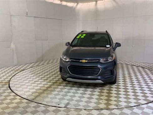 Used 2022 Chevrolet Trax LT w/ LT Convenience Package image 3