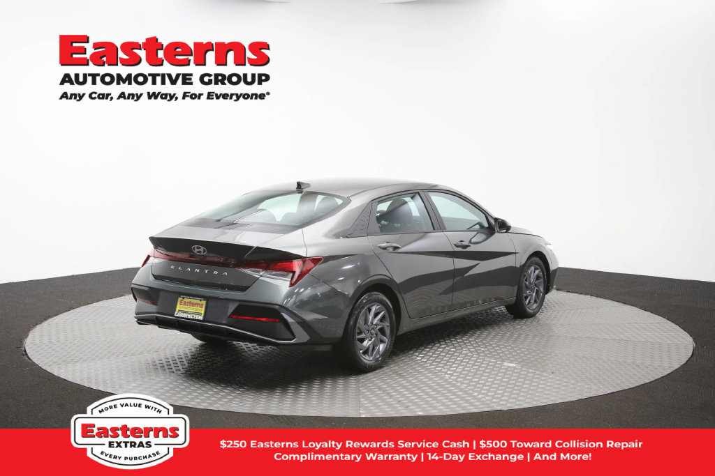 Used 2024 Hyundai Elantra SEL FWD image 40