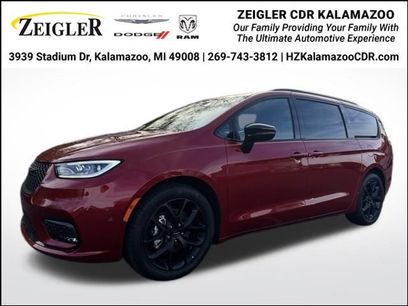 Used 2025 Chrysler Pacifica Limited
