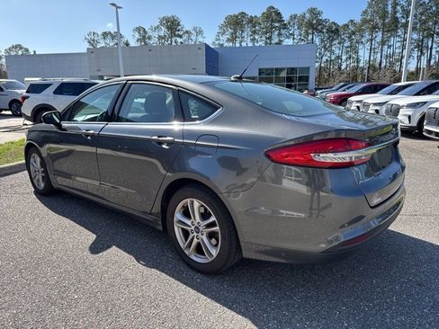 Used 2018 Ford Fusion SE w/ Fusion SE Technology Package image 5