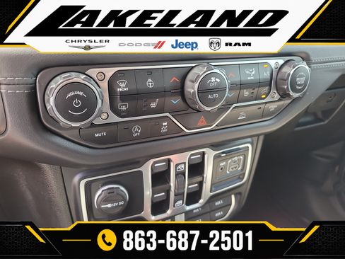 Used 2024 Jeep Gladiator Rubicon w/ Technology Group AWD/4WD image 23