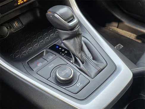 Used 2024 Toyota RAV4 SE image 17