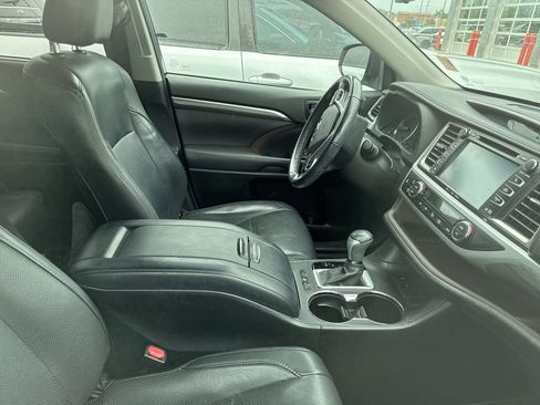 Used 2017 Toyota Highlander Limited FWD image 6