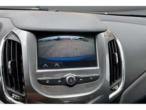 Used 2018 Chevrolet Cruze LT w/ Convenience Package FWD image 26