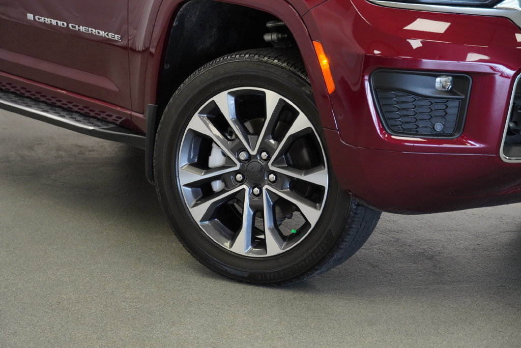 Certified 2025 Jeep Grand Cherokee Overland w/ Adv Protech Group III AWD/4WD image 8