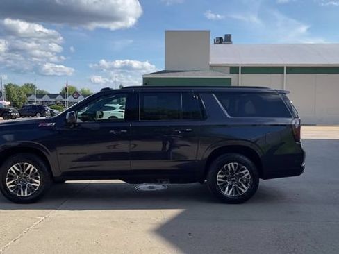 Used 2025 Chevrolet Suburban Z71 AWD/4WD image 5