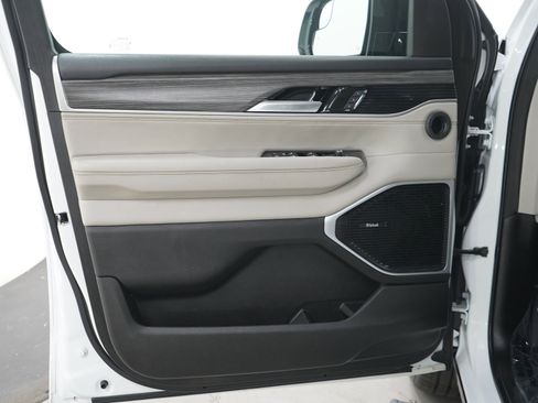 Used 2024 Jeep Wagoneer L Series III w/ Premium Group I AWD/4WD image 21