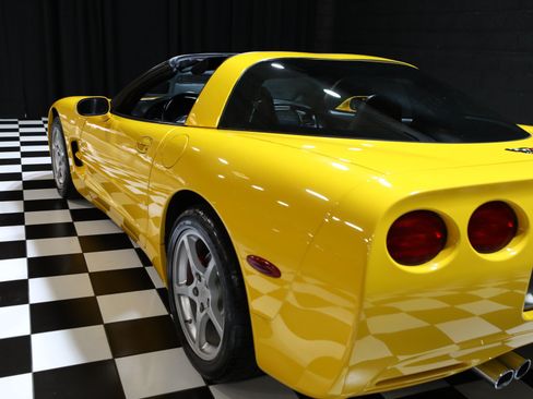 Used 2000 Chevrolet Corvette Coupe w/ Memory Pkg RWD image 33