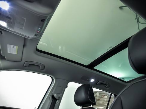 Certified 2022 Volkswagen Tiguan SE image 11