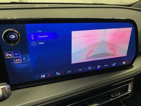 Used 2025 Chevrolet Traverse LT image 11