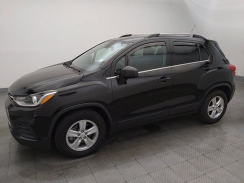 Used 2020 Chevrolet Trax LT w/ LT Convenience Package FWD image 2