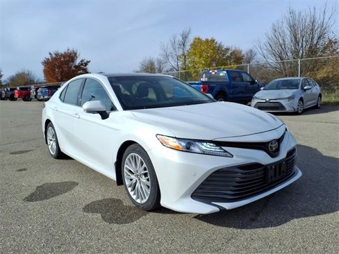 Used 2018 Toyota Camry XLE image 3