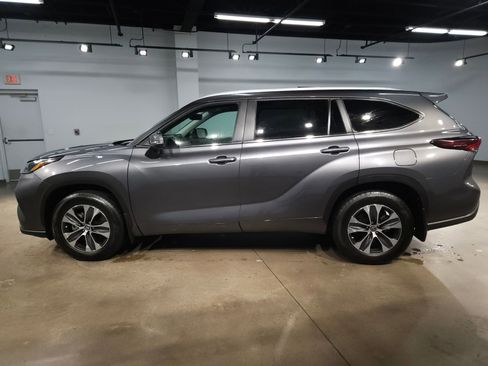 Used 2024 Toyota Highlander XLE image 4