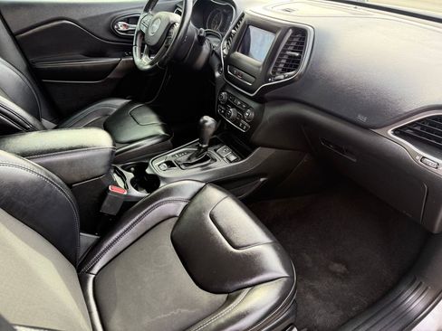 Used 2019 Jeep Cherokee Latitude Plus image 3