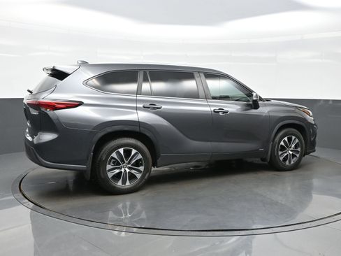 Used 2023 Toyota Highlander XLE AWD/4WD image 6