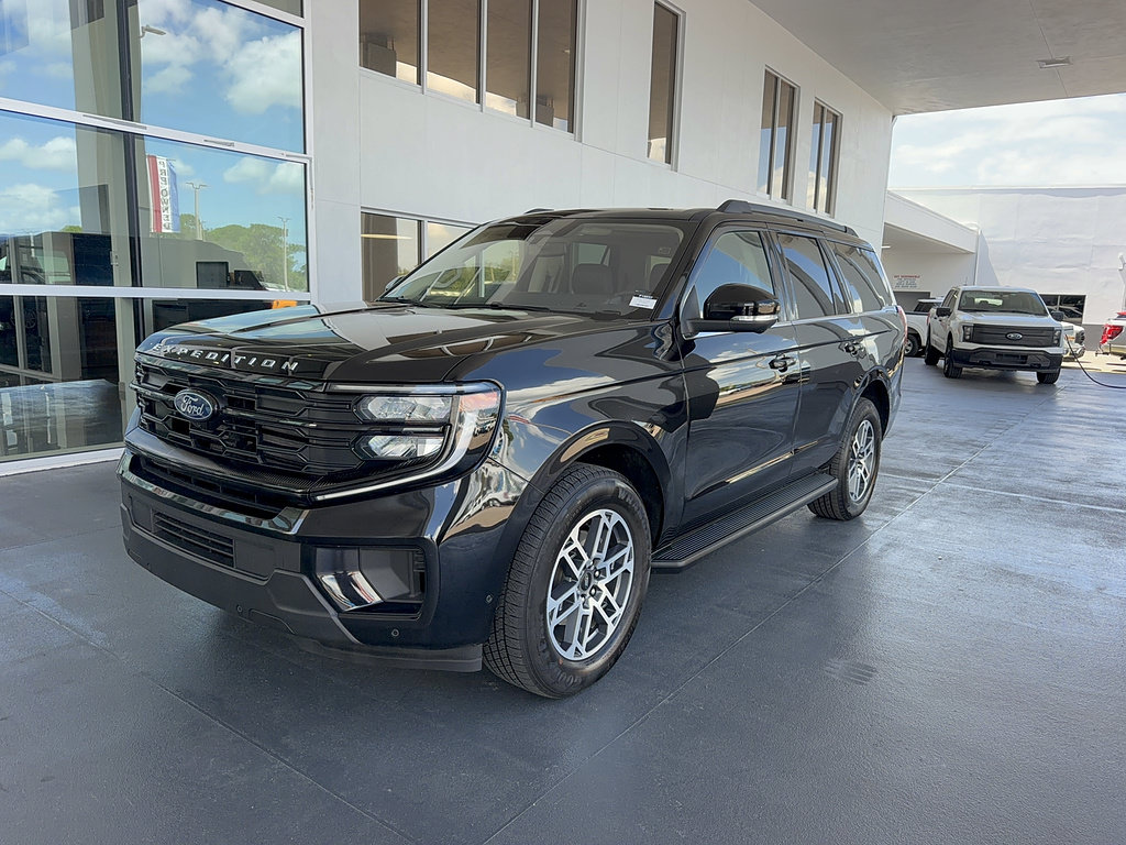 Certified 2025 Ford Expedition Active RWD image 3