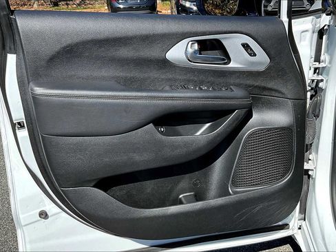Used 2024 Chrysler Pacifica Limited FWD image 21