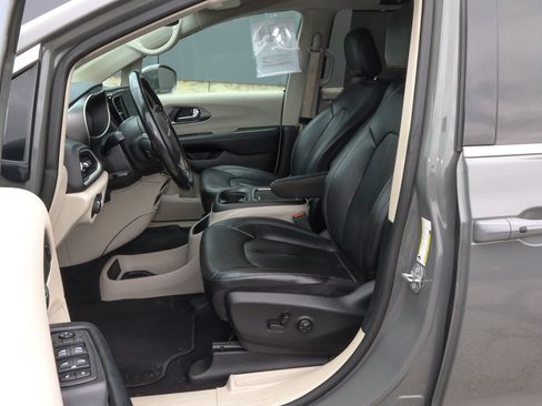 Used 2022 Chrysler Pacifica Touring-L FWD image 7
