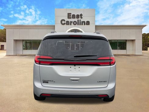 New 2026 Chrysler Pacifica Limited image 4