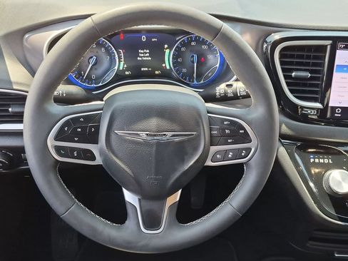 Used 2025 Chrysler Pacifica Select FWD image 23