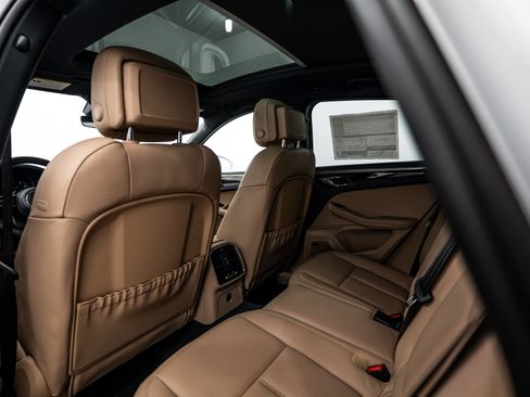 Certified 2026 Porsche Macan AWD/4WD image 23