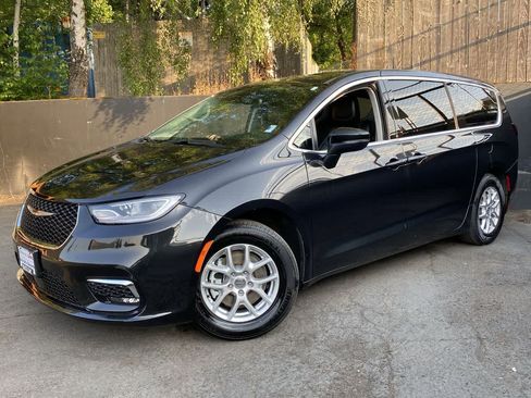 Used 2023 Chrysler Pacifica Touring-L FWD image 1
