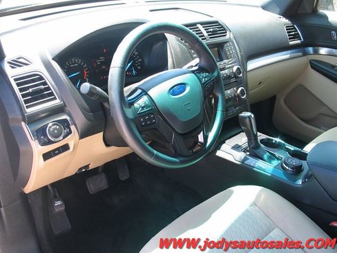 Used 2017 Ford Explorer 4WD image 2