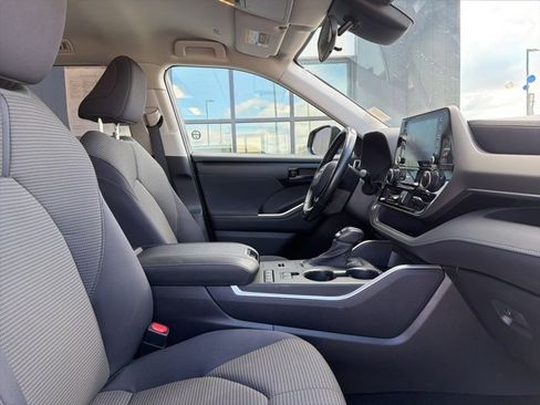 Used 2021 Toyota Highlander LE image 12