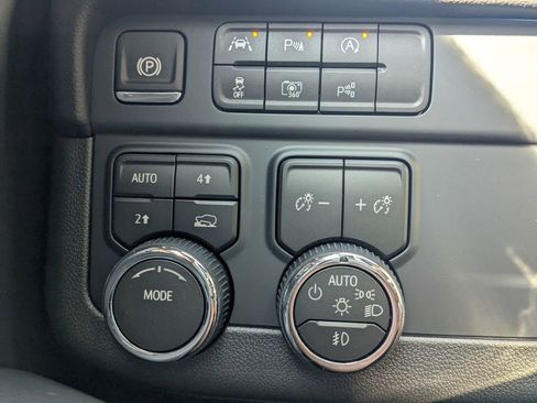 New 2026 Chevrolet Suburban Premier image 28