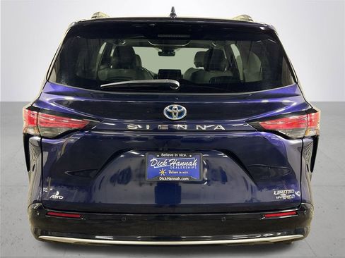 Used 2023 Toyota Sienna Limited image 7