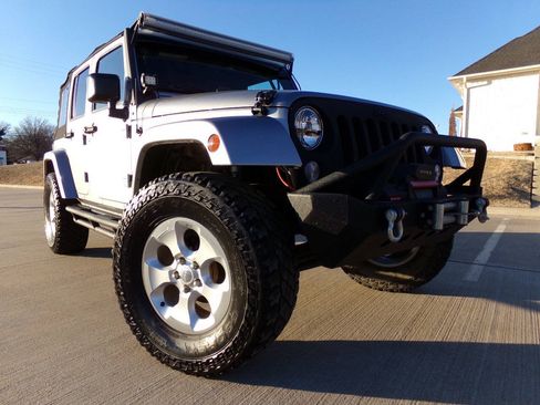Used 2015 Jeep Wrangler Unlimited Sahara w/ Connectivity Group AWD/4WD image 9