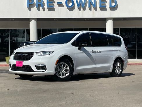 Used 2025 Chrysler Pacifica Select image 1