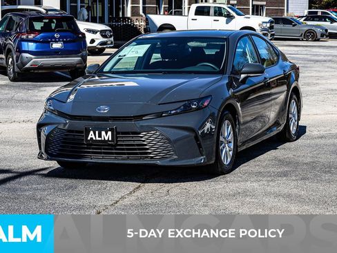 Used 2025 Toyota Camry LE image 4