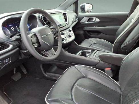 Used 2025 Chrysler Pacifica Limited FWD image 14