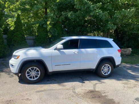 Used 2019 Jeep Grand Cherokee Laredo AWD/4WD image 2