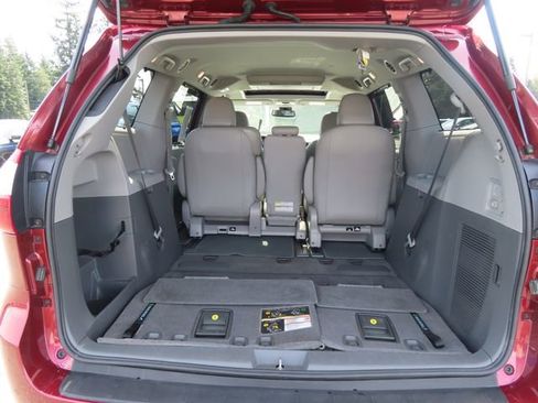 Used 2018 Toyota Sienna XLE Premium w/ Carpet Mat Package image 43