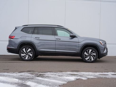 Used 2025 Volkswagen Atlas SE image 2