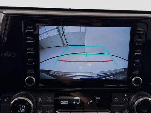 Used 2022 Toyota Highlander XLE AWD/4WD image 14