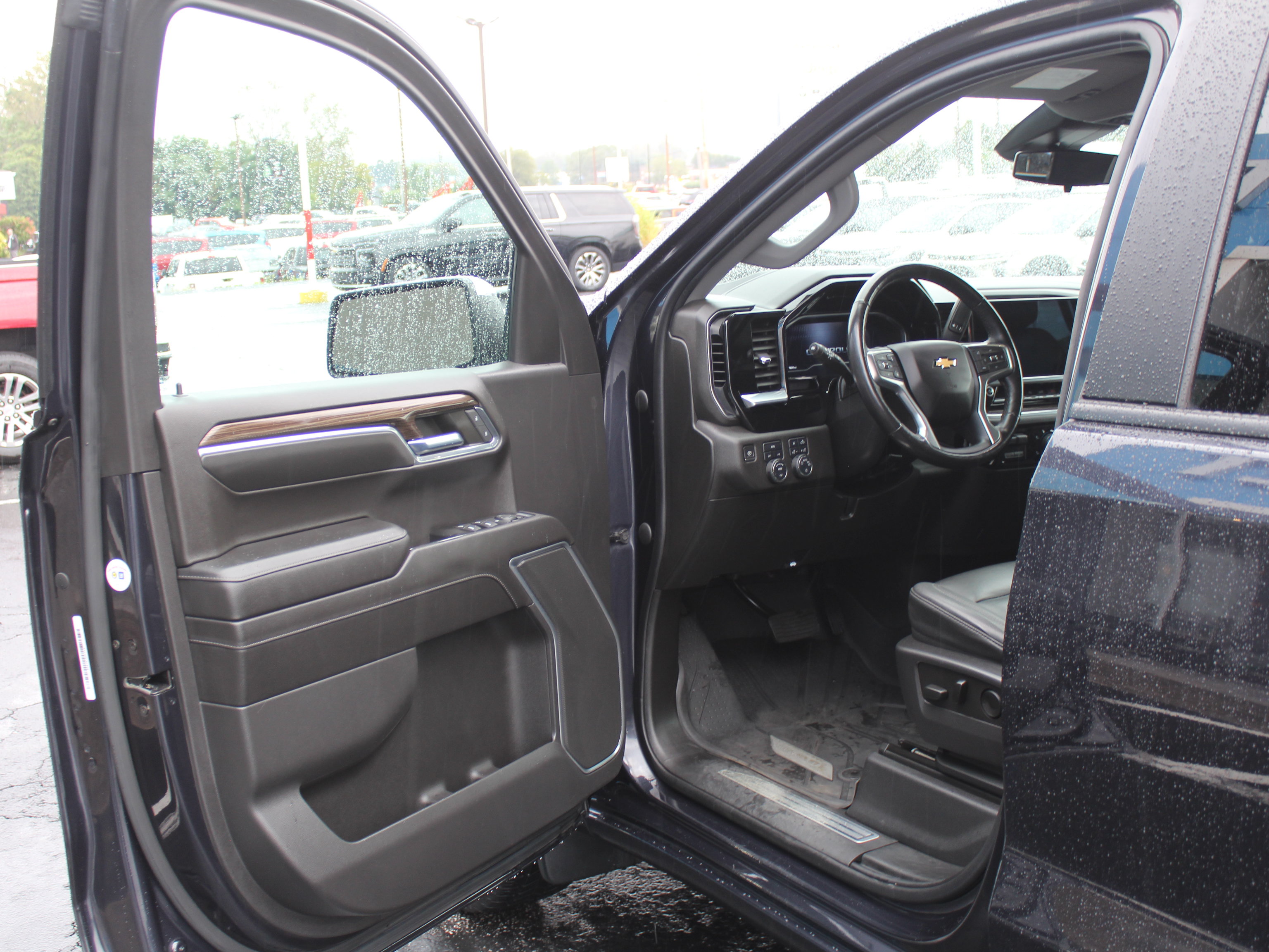 Used 2022 Chevrolet Silverado 1500 LT w/ Safety Package AWD/4WD image 12