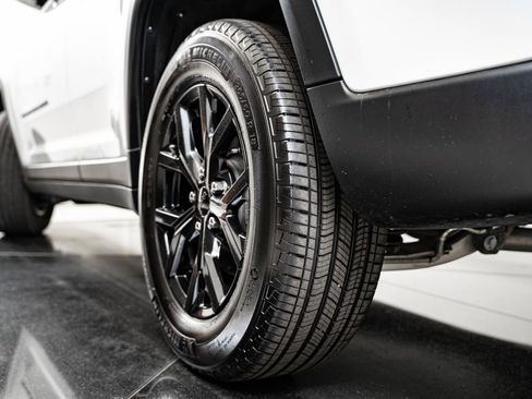 Used 2024 Jeep Grand Cherokee Altitude image 46